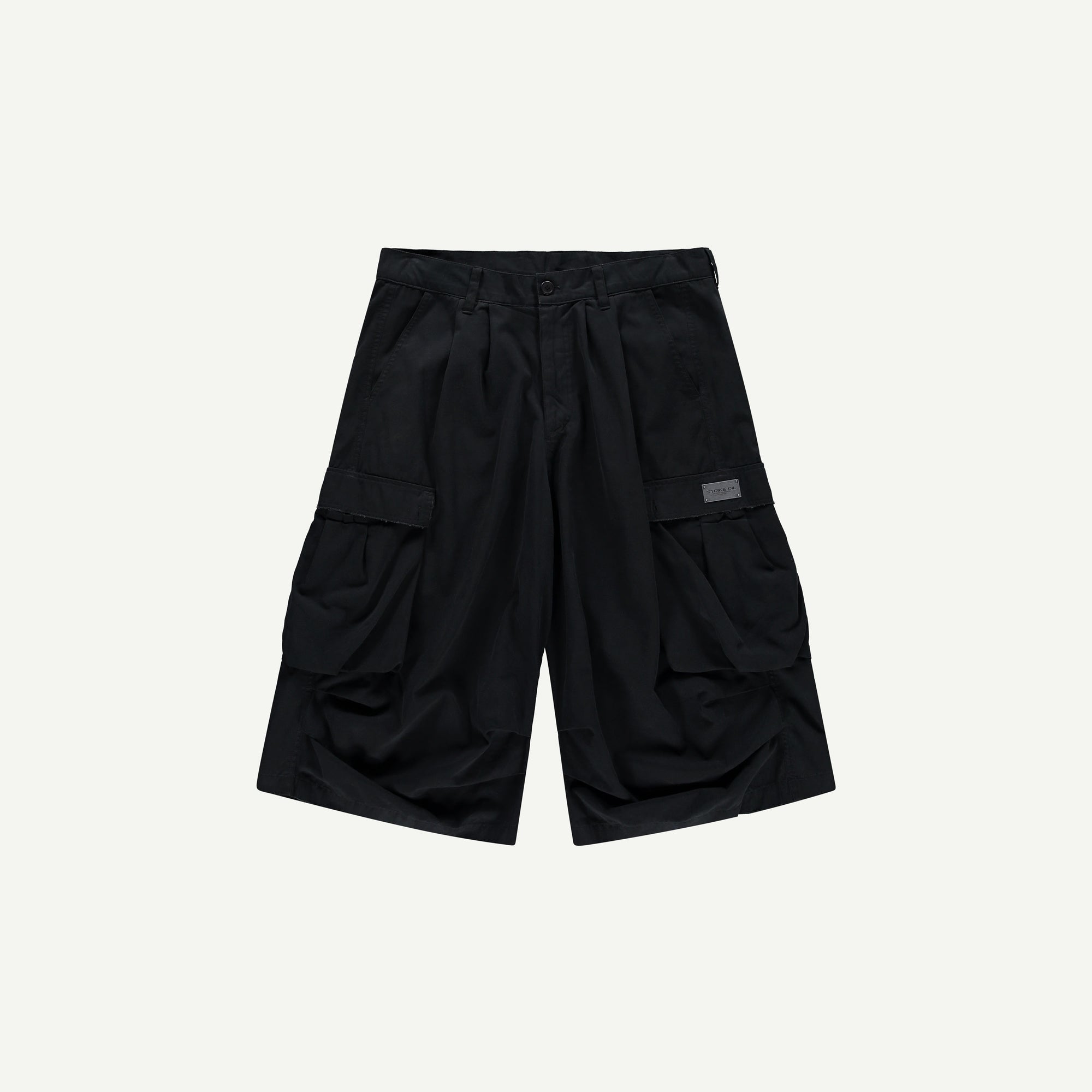 OVERSIZED CARGO SHORTS IN BLACK