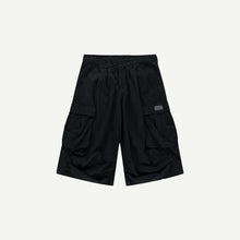 OVERSIZED CARGO SHORTS IN BLACK