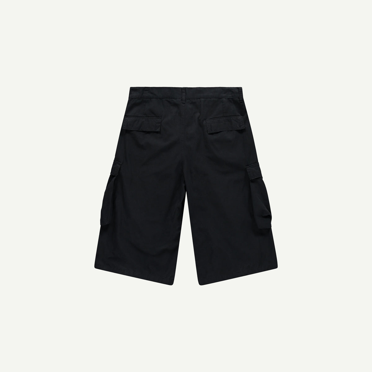 OVERSIZED CARGO SHORTS IN BLACK