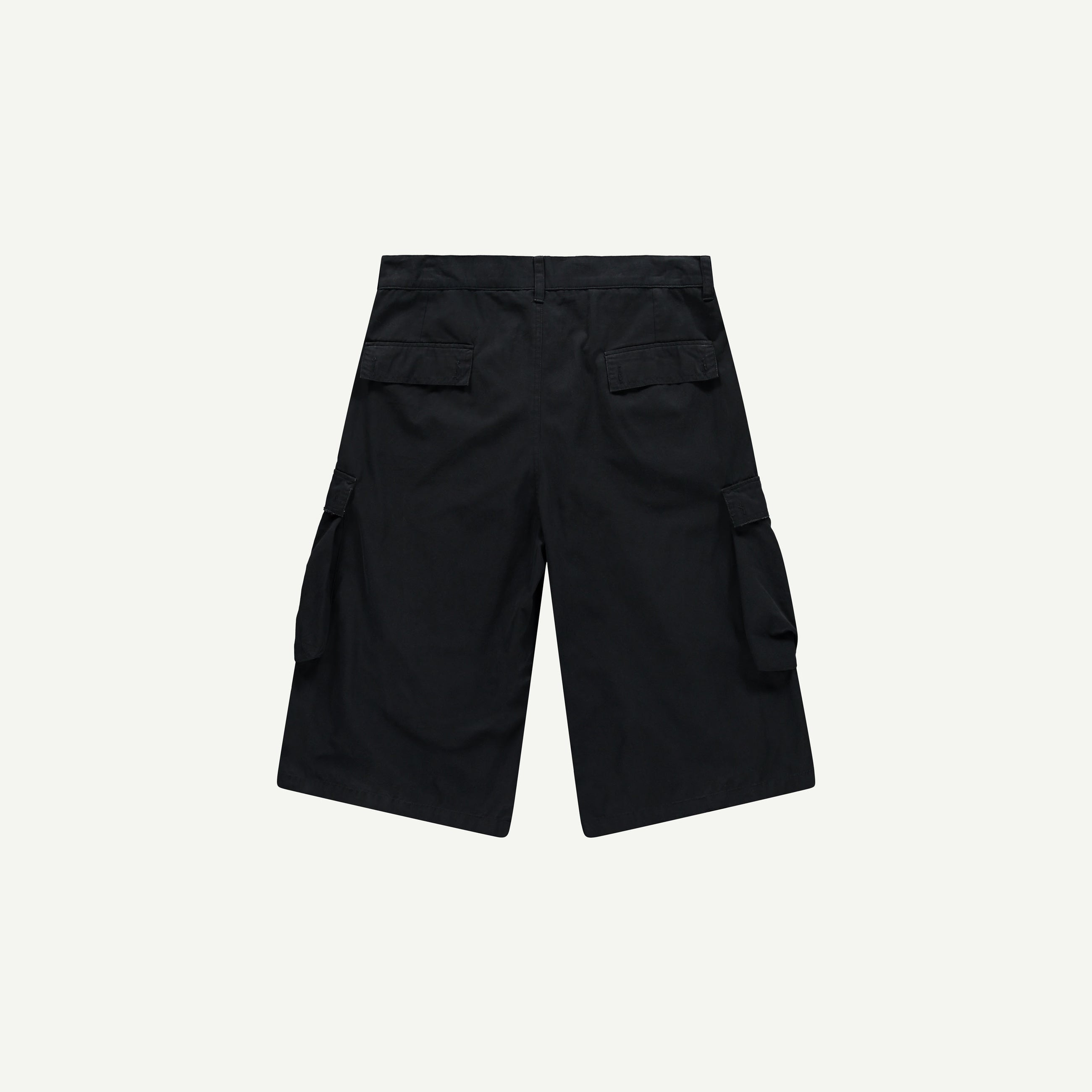 OVERSIZED CARGO SHORTS IN BLACK